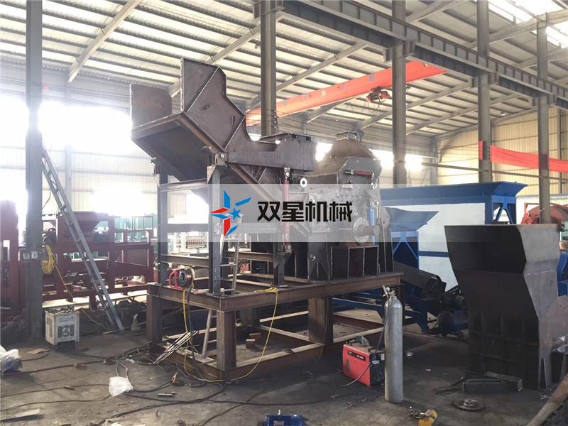 <a href='http://bzhuatong.com/' target='_blank'><span>金屬粉碎機(jī)</span></a>生產(chǎn)車間實(shí)拍