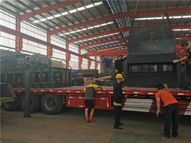 <a href='http://bzhuatong.com/1/55.html' target='_blank'><span>斷橋鋁粉碎機(jī)</span></a>設(shè)備發(fā)貨
